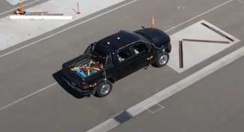 На интригующих кадрах Tesla тестирует бензиновый Ram 1500 TRX (ВИДЕО)