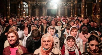 Без маски в Лавре - как проходили пасхальные богослужения в Киеве (ФОТО)