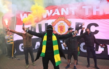 Фанаты "Манчестер Юнайтед" сорвали матч с Ливерпулем, протестуя против владельца клуба (ФОТО, ВИДЕО)