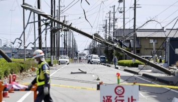 В Японии мощный торнадо сносил крыши домов, электроопоры и переворачивал авто