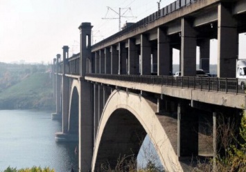 Чудом выжил: в Запорожье мужчина спрыгнул с Преображенского моста