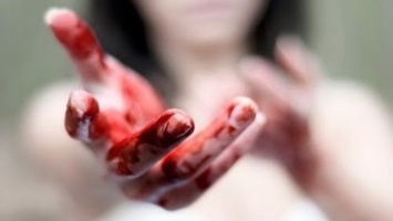 В Кривом Роге возле одного из подъездов найдена мертвая женщина в крови
