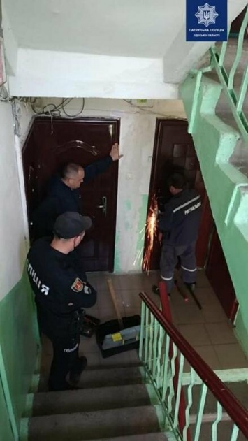 Звала на помощь: в Одессе спасли пожилую женщину из закрытой квартиры,- ФОТО