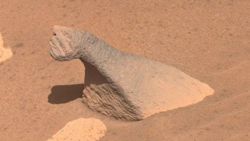 Ровер Perseverance сфотографировал марсианский валун в форме брахиозавра