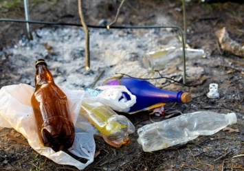 Бутылки, презервативы и шприцы с кровью: после Пасхи в Полтаве оставили кучи мусора