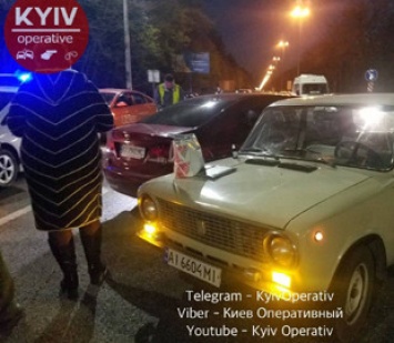 В Киеве такси Uber спровоцировало столкновение трех легковушек. Есть пострадавшие