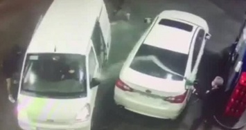Водитель предотвратил угон автомобиля, облив нападавших бензином из пистолета