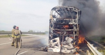 На трассе Киев-Одесса дотла сгорел двухэтажный автобус (ФОТО)