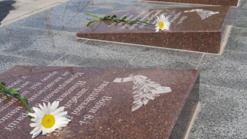 Возле Покрова вандалы зарисовали имена погибших солдат на мемориале памяти