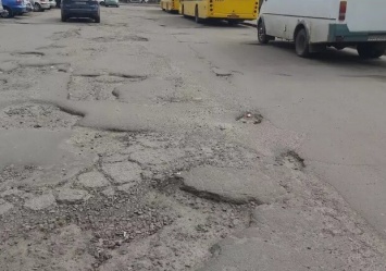 Яма на яме: киевские водители жалуются на состояние дороги на Харьковском