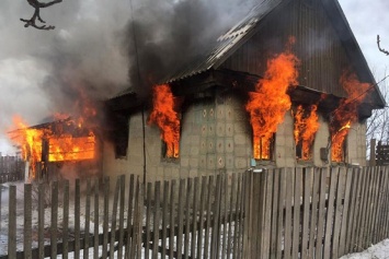 В Терновке как свечки горят заброшенные дома