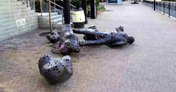 В Сочи хулиганы повалили скульптуру солиста "Иванушек International"