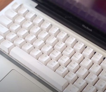Энтузиаст создал первый в мире MacBook Pro с механической клавиатурой