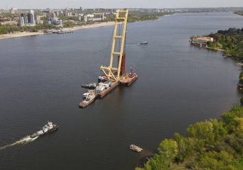 Не может работать: на запорожских мостах остановили работу плавкрана "Захарий"