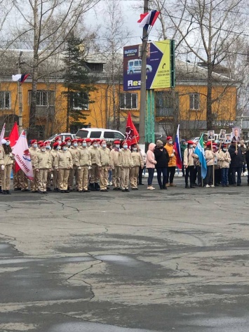 В Иркутской области школьников отправили на шествие с портретами Путина (фото)