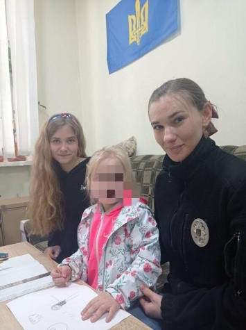 Харьковские "копы" нашли мать девочки, потерявшейся в Молодежном парке, - ФОТО