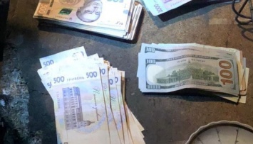 В Киеве полицейский на патрулировании украл у мужчины сумку с деньгами