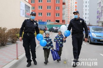 Киевские полицейские провели имиджевую акцию - поздравили маленьких киевлян с днем рождения (фото)