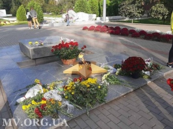 В Мелитополе представители власти возложили цветы к мемориалам погибшим в войне (фото)