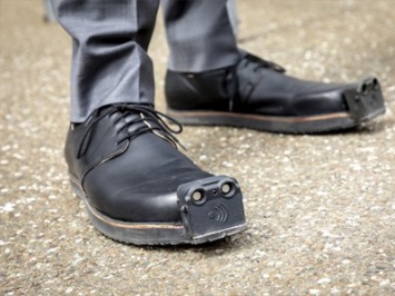 Ботинки-поводыри с ультразвуком для слабовидящих людей за $3840