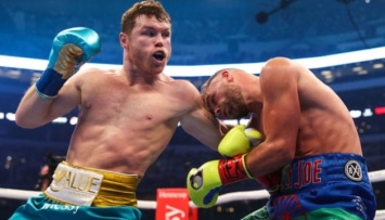 Бокс: Альварес досрочно победил Сондерса в объединительном бою