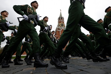 На Красной площади в Москве проходит парад в честь Дня победы
