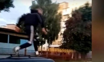 Прыгал по крышам припаркованных машин: в Запорожской области мужчина повредил несколько авто