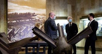 Зеленский возложил цветы к Вечному огню и посетил Национальный музей истории Украины во Второй мировой войне