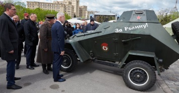 В Харькове прошла выставка военной техники и ретроавтомобилей