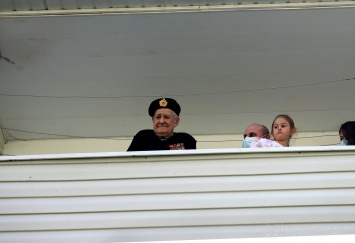 В Одессе дали концерт для одного зрителя - под окнами 100-летнего ветерана. Фото