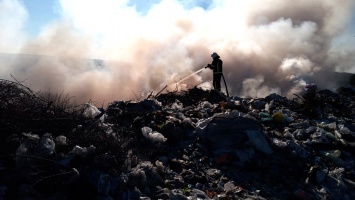 Возгорание на свалке в Днепропетровской области тушат более четырех часов
