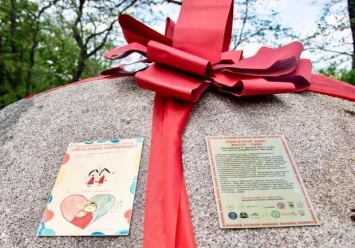 "Моя мама - самая лучшая": В Мариинском парке возвели памятник в честь матерей