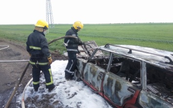 На трассе в Херсонской области дотла сгорела легковушка