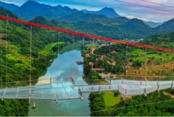 Турист остался висеть на перилах стеклянного моста в Китае после того, как секции рухнули (ФОТО)