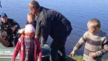 Дрейфовали в деревянной лодке: в Хмельницкой области спасли трех маленьких детей