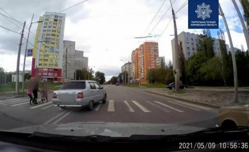 В Харькове полиция разыскала водителя, который едва не «снес» на пешеходном переходе женщину с детьми, - ФОТО