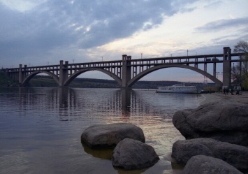 Смотрите в оба: с моста Преображенского падают куски бетона (видео)
