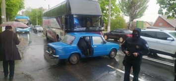 В Мариуполе заводской автобус врезался в "копейку". Есть пострадавшие, - ФОТО