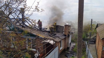 В Никополе спасатели ликвидировали пожар на крыше жилого дома: видео