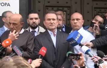 Медведчук вышел из Офиса генпрокурора