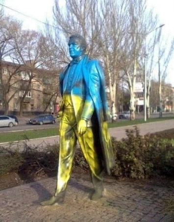 В оккупированном Донецке украиснкие партизаны перобразили памятник Иосифу Кобзону (фото)