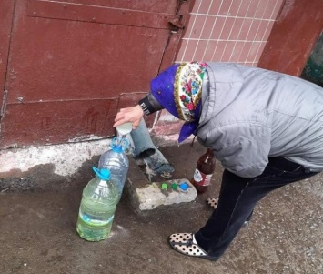 Без воды третьи сутки: жители Синельниково нашли временный выход