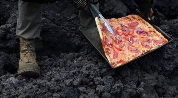 Настоящий туристический магнит: гватемалец печет пиццу на расплавленной лаве действующего вулкана (ВИДЕО)