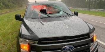 Как удар молнии насквозь пробил пикап Ford F-150 (фото)