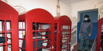 В новосибирской колонии установили красные будки и нарисовали Биг-Бен "для передачи атмосферы Лондона"