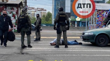 В Киеве взорвали банкомат и украли деньги, злоумышленников задержали (фото, видео)