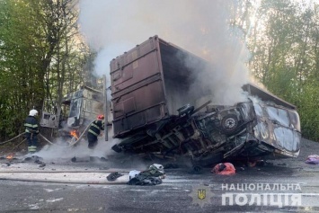 Под Хмельницким в результате тройного ДТП в горящих автомобилях погибли четыре человека. Фото