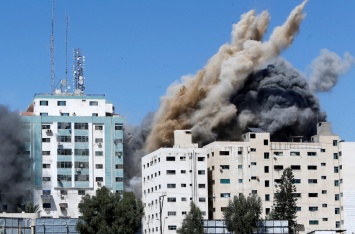 В секторе Газа авиаударом разрушена многоэтажка, где располагались офисы СМИ