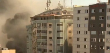 Израиль разбомбил в Газе высотку с офисами мировых СМИ (ВИДЕО)