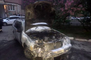 В Кривом Роге огонь уничтожил один автомобиль и повредил второй
